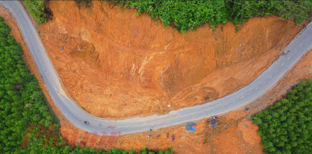 Ông Lê Quang Vinh, Phó Giám đốc công ty CP Quản lý và Xây dựng đường bộ Thừa Thiên Huế - đơn vị thi công, xử lý nhiều điểm trên tuyến qua địa bàn TX Hương Trà cho biết, khó khăn vướng mắc lớn nhất của DA là nhiều điểm chưa được giải phóng mặt bằng. Đơn cử như đoạn Km27+00 - Km27+60 hiện nay chưa được giao mặt bằng; hay đoạn Km38+350-Km38+650 các hộ dân chỉ đồng ý cho triển khai thi công đắp nền, móng cấp phối đá dăm, không cho thi công hạng mục thảm bê tông nhựa; hoặc đoạn Km45+550 - Km45+850, các hộ dân chỉ đồng ý cho triển khai thi công hạng mục đào bạt mái taluy dương... sẽ làm chậm tiến độ của DA