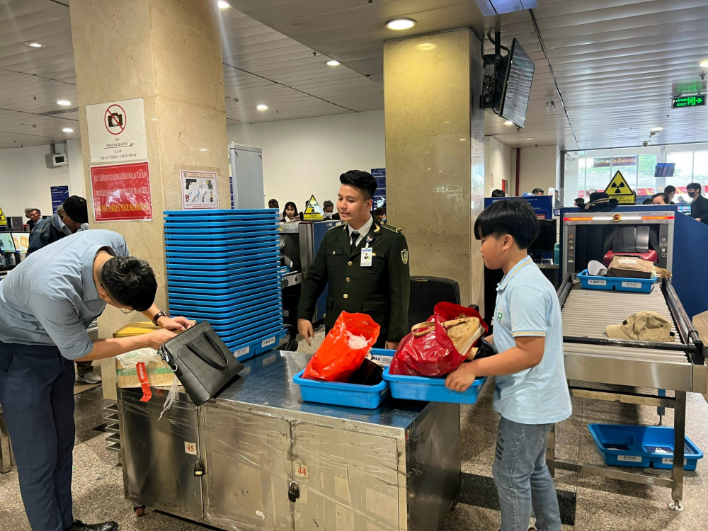 Hàng không tăng cường kiểm soát hoạt động kiểm soát an ninh, tránh mất cấp hành lý của khách hàng tại các Cảng Hàng không, sân bay. Trong ảnh: Khách kiểm tra an ninh tại Cảng hàng không quốc tế Tân Sơn Nhất. Ảnh: Quốc Thái).