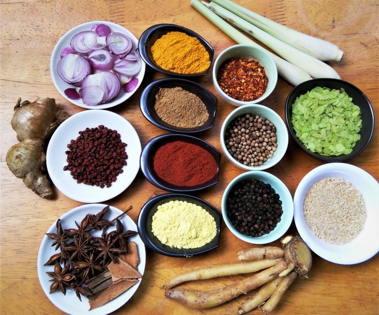 Hồi, tiêu, quế là ba loại gia vị địa phương đóng vai trò chính trong quá trình chế biến ẩm thực Việt Nam
