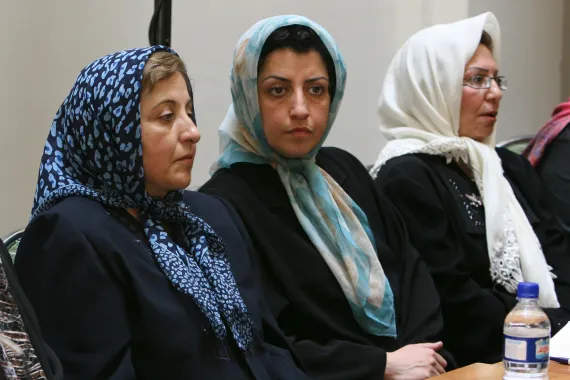 Nhà hoạt động nhân quyền nổi tiếng người Iran Narges Mohammadi, giữa, ngồi cạnh người Iran đoạt giải Nobel Hòa bình Shirin Ebadi, trái ở Tehran