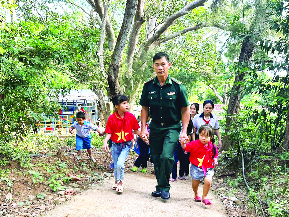 Thầy Trần Bình Phục và học trò đang trên đường lên trạm ra đa 615, trên đảo Hòn Chuối 