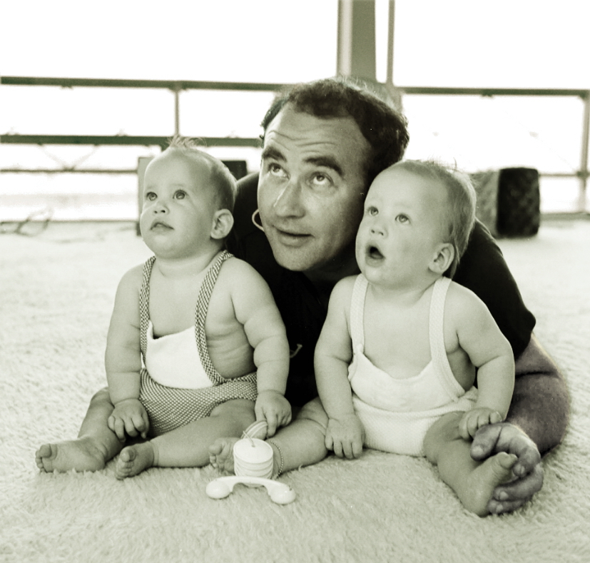 Cha của Matthew Asner - diễn viên Ed Asner - cùng chị em ông tại nhà ở California, năm 1963 - Ảnh: Matthew Asner 