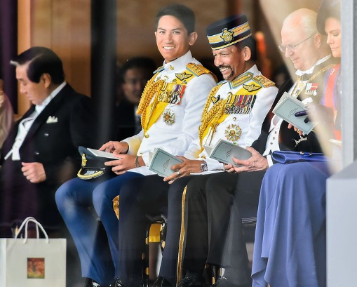 Hoàng tử Mateen đứng thứ 6 trong hàng thừa kế ngai vàng của Hoàng gia Brunei. Tuy nhiên, trong các sự kiện ngoại giao quan trọng, vị hoàng tử này vẫn nhận được nhiều sự tín nhiệm khi thường xuyên xuất hiện ngay bên cạnh Quốc vương Haji Hassanal Bolkiah.