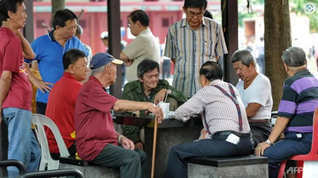 Tỷ lệ người già ở Singapore đang gia tăng ở mức chưa từng thấy - Ảnh: Roslan Rahman/AFP