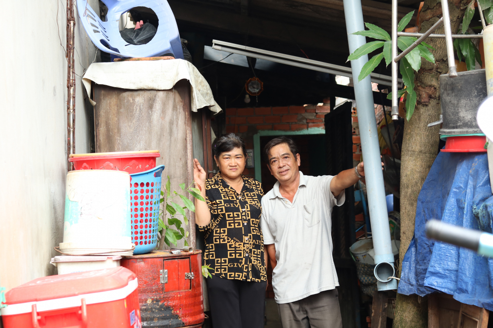 Ngoài phương tiện làm ăn, dịp này, Hội LHPN quận Bình Tân hỗ trợ 1 gia đình hội viên kinh phí sữa chữa nhà là 50 triệu đồng. Nhận sẻ chia từ hội,  chị Trần Thị Trúc Ly (51 tuổi), ở phường An Lạc đã rưng rưng. Chồng và con trai chị đều đang phải điều trị bệnh nan y, trong khi đó mẹ chồng bị đột quỵ nằm 1 chỗ. Mọi chi tiêu trong nhà đều trông chờ đồng lương tạp vụ của chị. Căn nhà xuống cấp, chái bếp thấp và mục nát, mưa ngập nắng thì nóng ngộp đã hơn 10 năm mà không có điều kiện sữa chữa. Với số tiền hội giúp, chị phấn khởi trước viễn cảnh Tết Nguyên đán tới đây gia đình sẽ được sống trong căn nhà cao ráo, không dột, không ngập. 