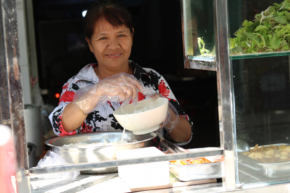 Mới hơn 9g của buổi sáng đầu tiên, chị Võ Thị Mười (56 tuổi), ở phường Bình Hưng Hòa đã bán được 15 tô mì Quảng. Chị nói đây là khởi đầu thuận lợi, mong bước đầu mỗi ngày bán được 30, 40 tô mì là mừng. Vợ chồng chị cùng quê Quảng Nam. Vào TPHCM, chị làm công nhân, anh xã đi phụ hồ, nuôi 3 người con ăn học. Gần đây, công việc của chồng bấp bênh, còn chị thì lớn tuổi không làm ở xưởng được nữa nên kê chiếc bàn nhỏ trước nhà trọ bán bánh tráng trộn, bánh tráng nướng. Chị luôn ao ước mở một tiệm mì Quảng đặc sản quê hương, nhưng không có vốn. Nay được hội hỗ trợ, chị phấn khởi vô cùng. 