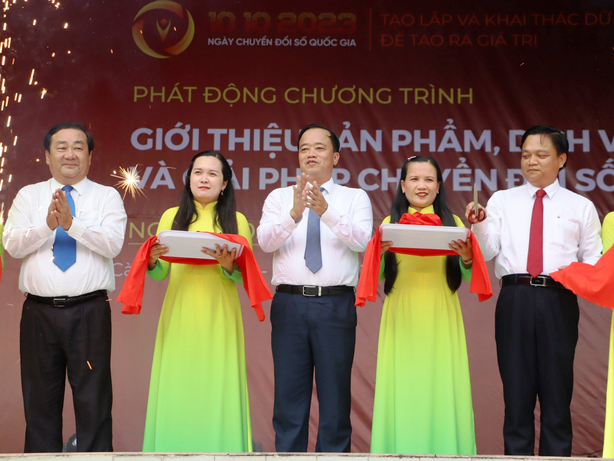 Lãnh đạo tỉnh Cà Mau cắt băng trưng bày, giới thiệu sản phẩm, dịch vụ và giải pháp chuyển đổi số