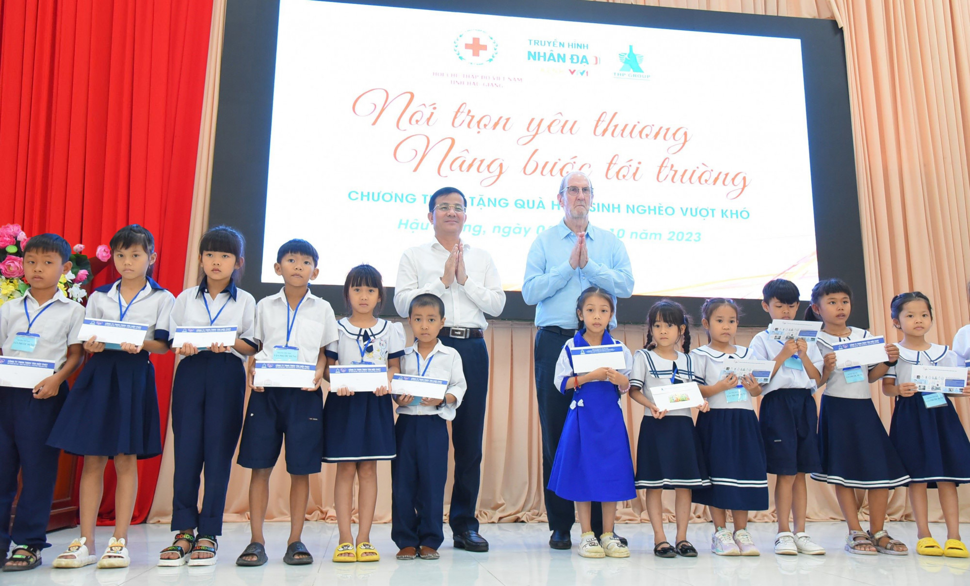 Các em học sinh có hoàn cảnh đặc biệt khó khăn tại tỉnh Hậu giang vừa được Công ty Tân Hiệp Phát trao tặng quà - Ảnh: THP