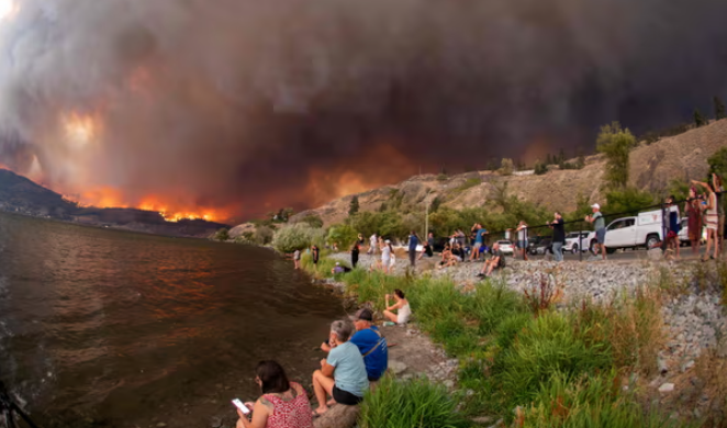 Người dân theo dõi vụ cháy rừng McDougall Creek ở Tây Kelowna, British Columbia, Canada vào tháng 8 năm 2023. Ảnh: Darren Hull/AFP/Getty Images