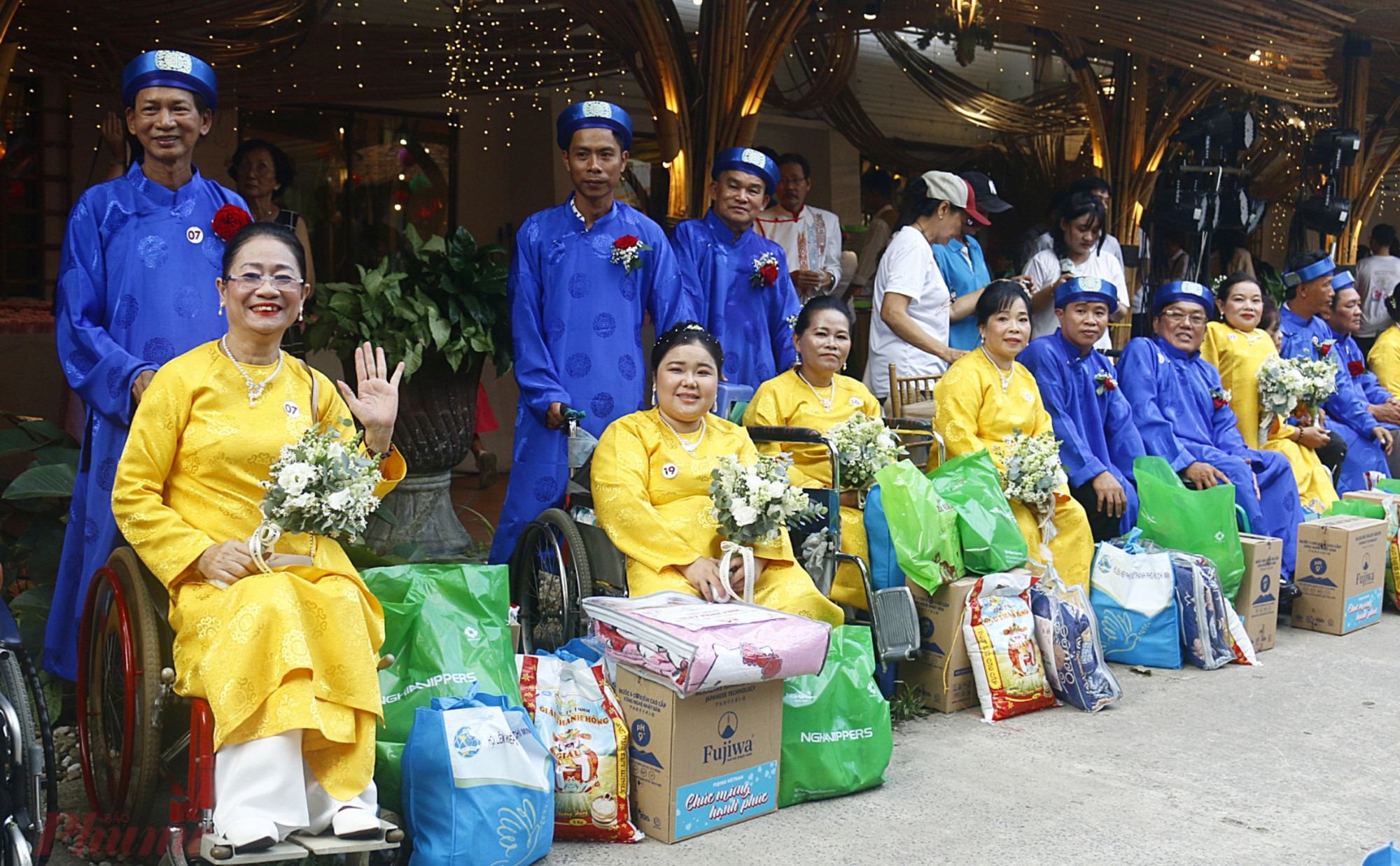 Các cặp dâu rể vui mừng chào đón người thân, bạn bè đến chung vui.