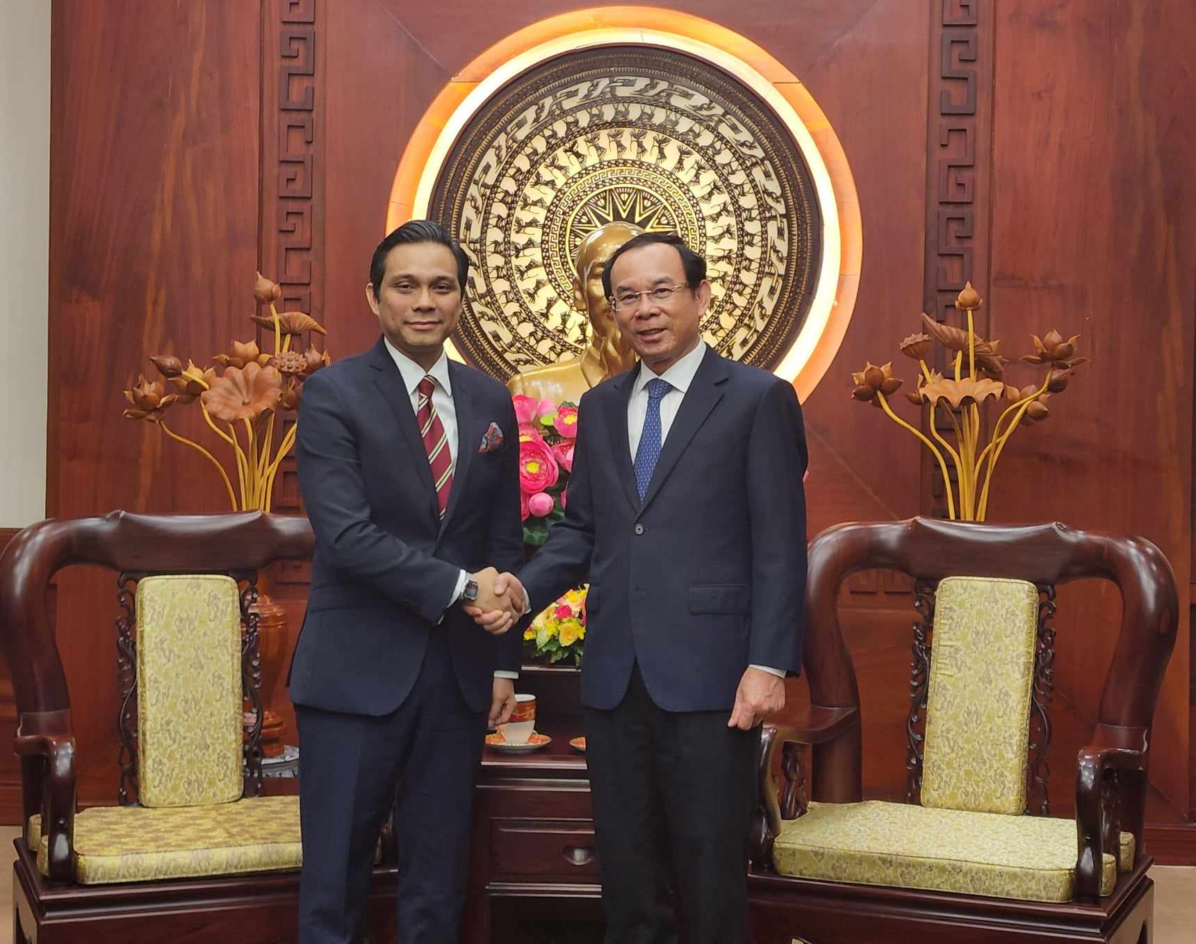  Bí thư thành ủy Nguyễn Văn Nên đón tiếp tân Tổng lãnh sự Malaysia Fridauz Bin Othman 