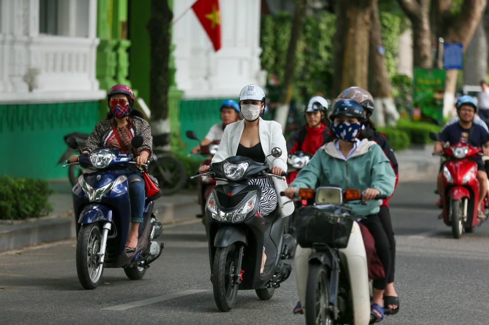 Ban ngày, giảm 3 độ so với ngày hôm trước. Độ ẩm tương đối phổ biến 56 - 59%, mật độ mây 81 - 100%.