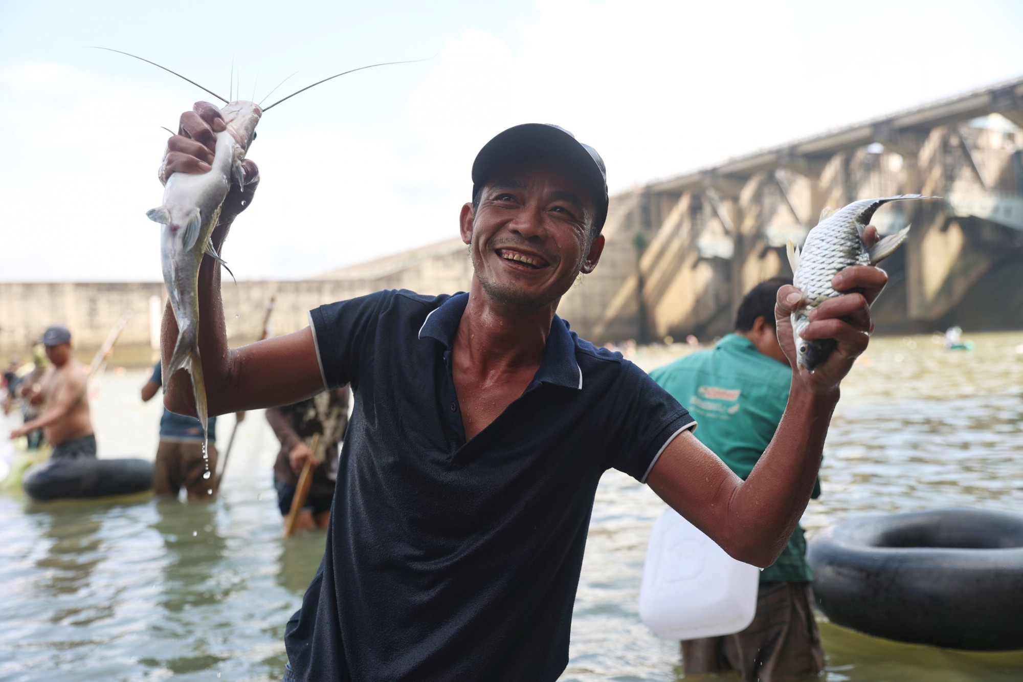 Theo người dân cá bắt ở đập là cá tự nhiên từ sông Đồng Nai bơi lên nên cá rất ngon và chất lượng. Giá bán của cá bắt ở chân đập Trị An cao hơn với cá nuôi ở hồ. Mỗi lần có cá “khủng” được bắt lên bờ, rất đông người dân kéo đến chung vui, xin chụp ảnh kỷ niệm với “chiến lợi phẩm” mà người dân bắt được. 