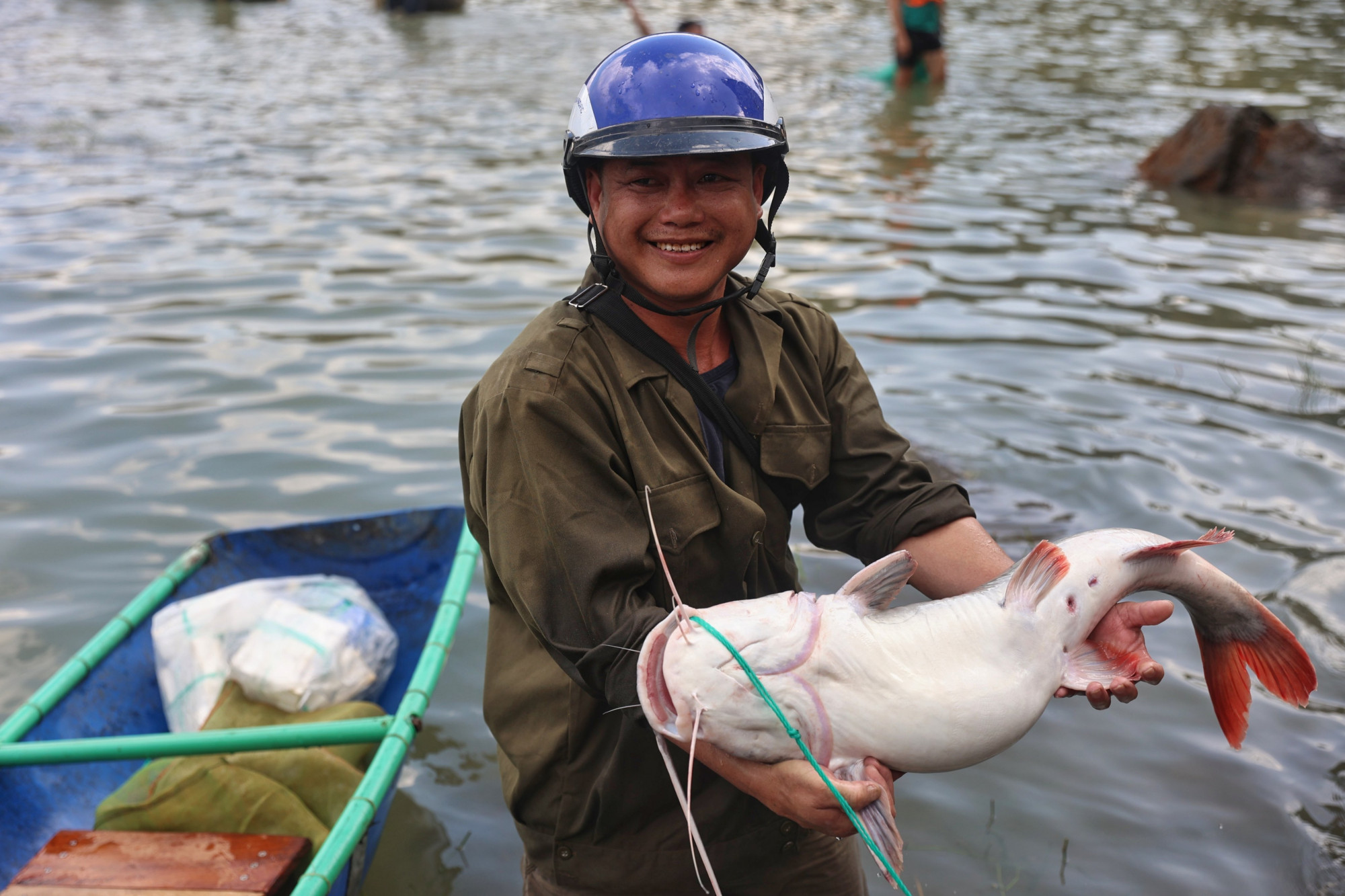 Nhiều con cá tra, lăng, mè, trắm… to cả vài chục kg. 