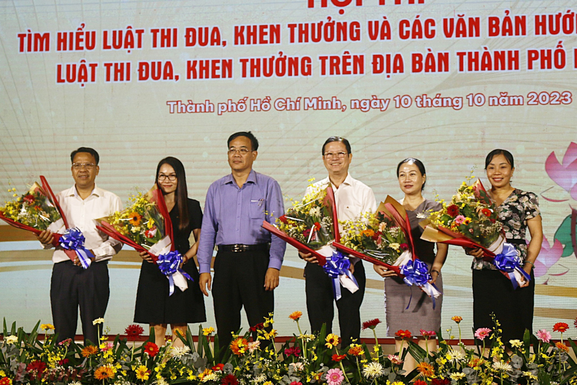 Ông Nguyễn Duy Tân - Phó Giám đốc Sở Nội vụ - Phó Trưởng ban tổ chức tặng hoa tri ân cho Hội đồng ban giám khảo.