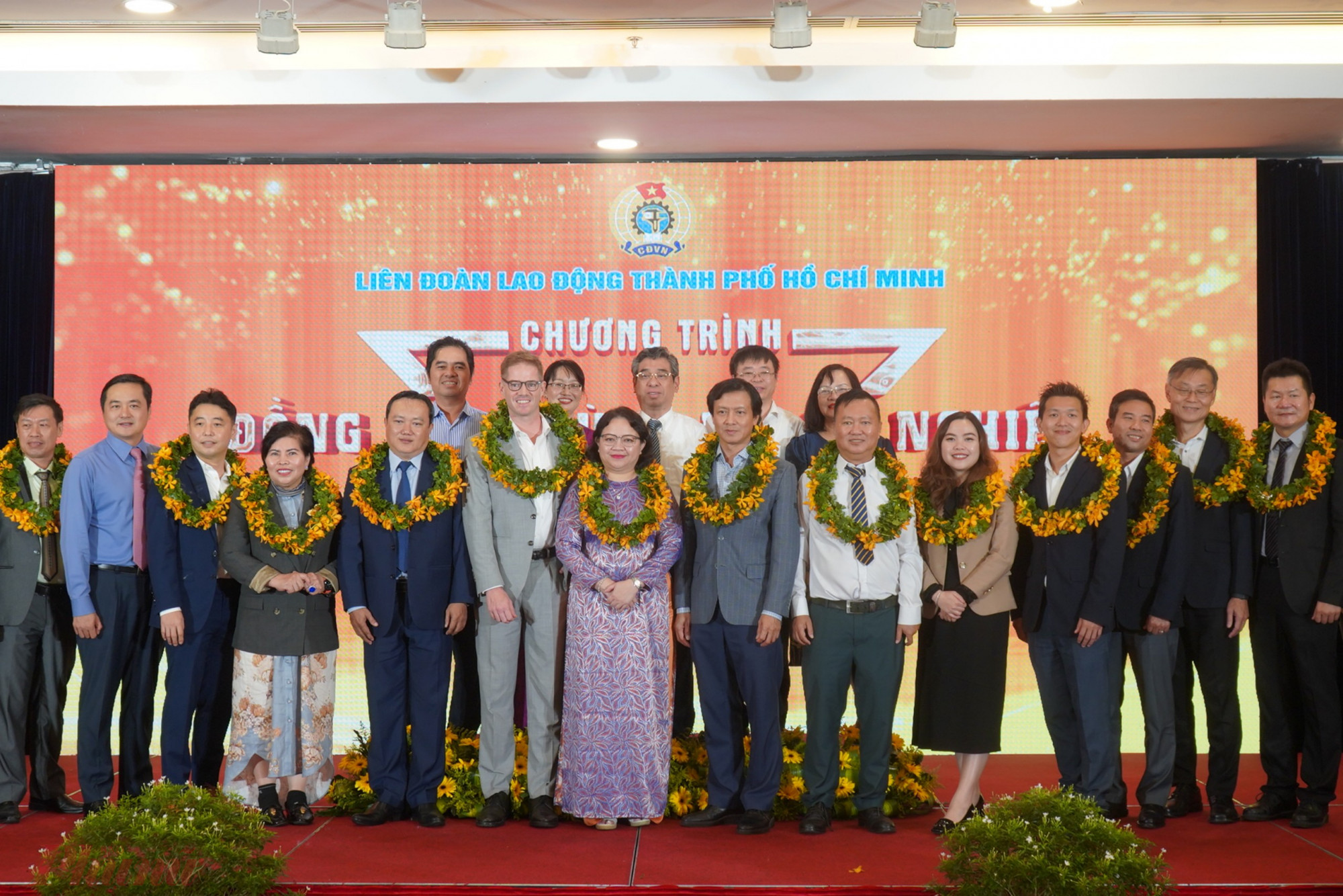 Liên đoàn Lao động TPHCM đã tặng bằng khen cho 23 chủ doanh nghiệp tiêu biểu