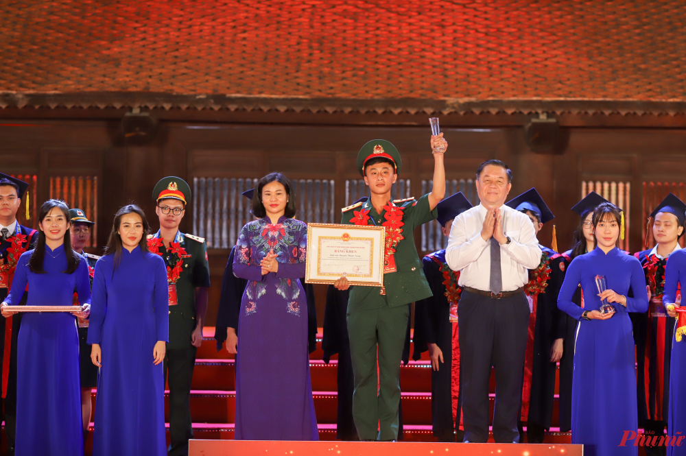 Trưởng ban Tuyên giáo Trung ương Nguyễn Trọng Nghĩa và Phó Bí thư Thường trực Thành ủy Hà Nội Nguyễn Thị Tuyến trao Bằng khen cho các thủ khoa xuất sắc.