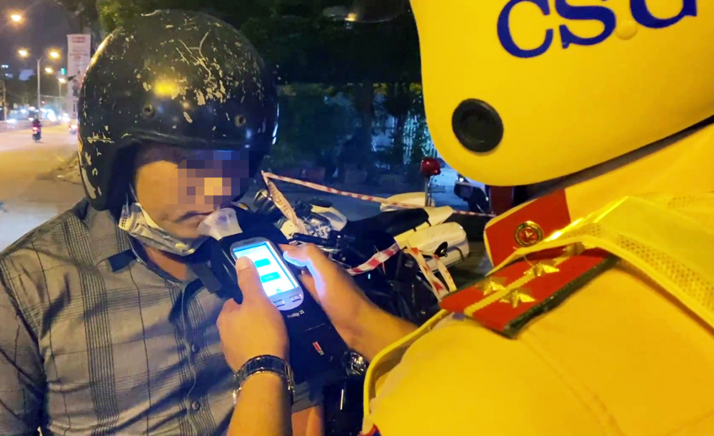 Một thanh niên bị Đội Cảnh sát giao thông Chợ Lớn (TPHCM) xử phạt do vi phạm nồng độ cồn khi chạy xe máy - Ảnh: Sơn Vinh