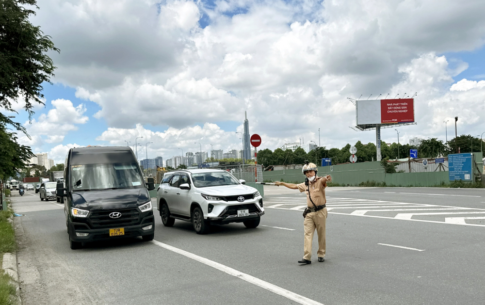 Đội Cảnh sát giao thông Cát Lái (TPHCM) kiểm soát phương tiện trên đường Mai Chí Thọ. Sau 1 tháng cao điểm, lực lượng cảnh sát giao thông TPHCM đã xử phạt hơn 5.000 trường hợp vi phạm, trong đó có 3.184 ô tô khách, 1.905 xe container - Ảnh: Tú Ngân