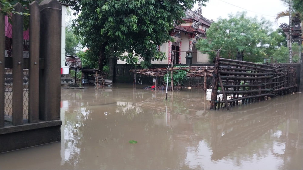 Tại Phong Mỹ, tỉnh lộ 17 tại thôn Phong Thu đoạn cầu Huỳnh Lồ ngập 40cm, dài 100m; tại thôn Phú Kinh Phường ngập 2 điểm đoạn cầu Ông Kiến và đoạn thôn Phú Kinh Phường đi thôn Huỳnh Trúc ngập đoạn dài khoảng 150m, sâu 30cm; tại thôn Đông Thái (Chợ Phong Mỹ) ngập 30cm, dài 40m. Huyện Phong Điền cũng đã đóng tuyến đường 71 từ xã Phong Xuân đi thủy điện Rào Trăng.