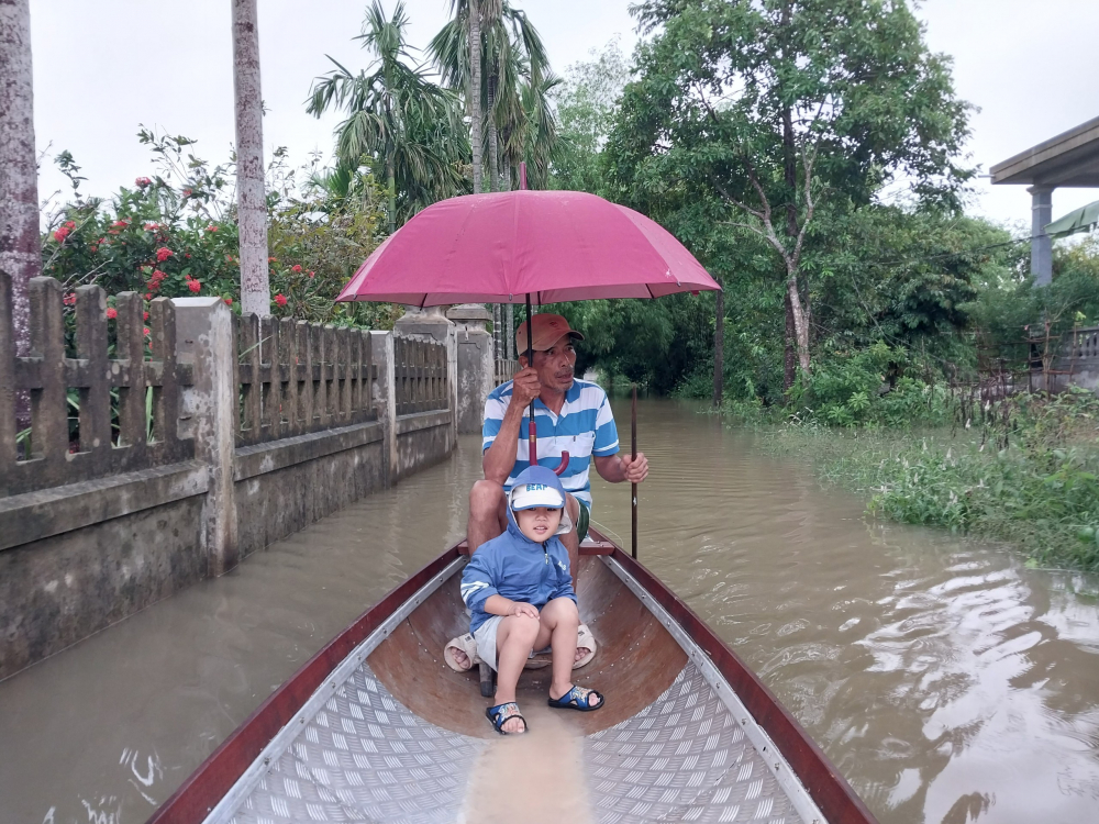 Sáng 11/4 tại huyện Quảng Điền (Thừa Thiên Huế) mưa lớn trong nhiều giờ qua khiến các đường giao thông liên thôn, liên xóm thuộc các xã Quảng Phú, Quảng Thành, Quảng Thọ bị ngập từ 0,2-0,5m, giao thông đi lại khó khăn.