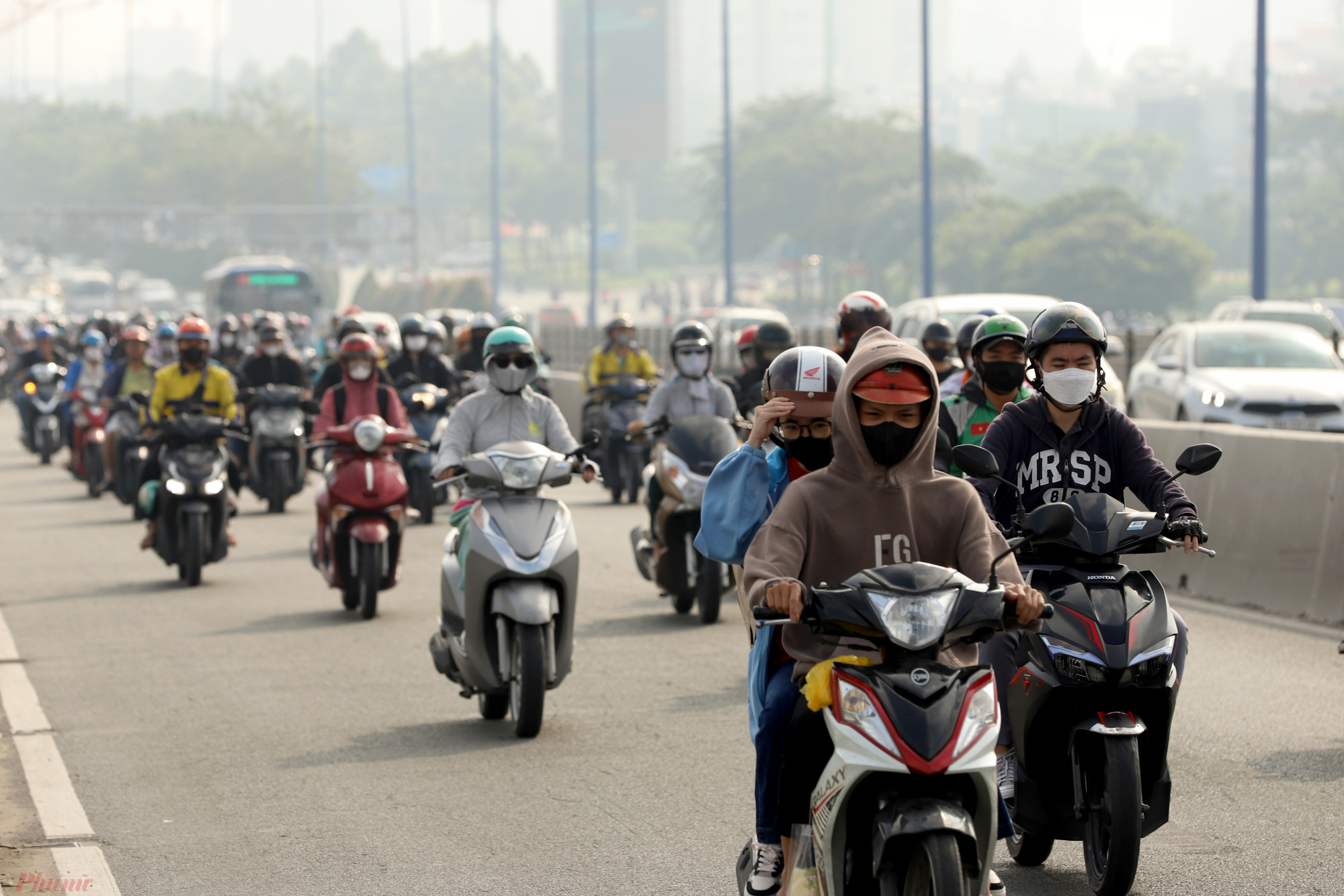 người dân điều khiển phương tiện đến nơi làm việc, chỗ học tập bị khuất tầm nhìn. Đáng ngại hơn, nhiều người còn cảm thấy khó chịu, cay mắt do lớp sương mù gây ra.