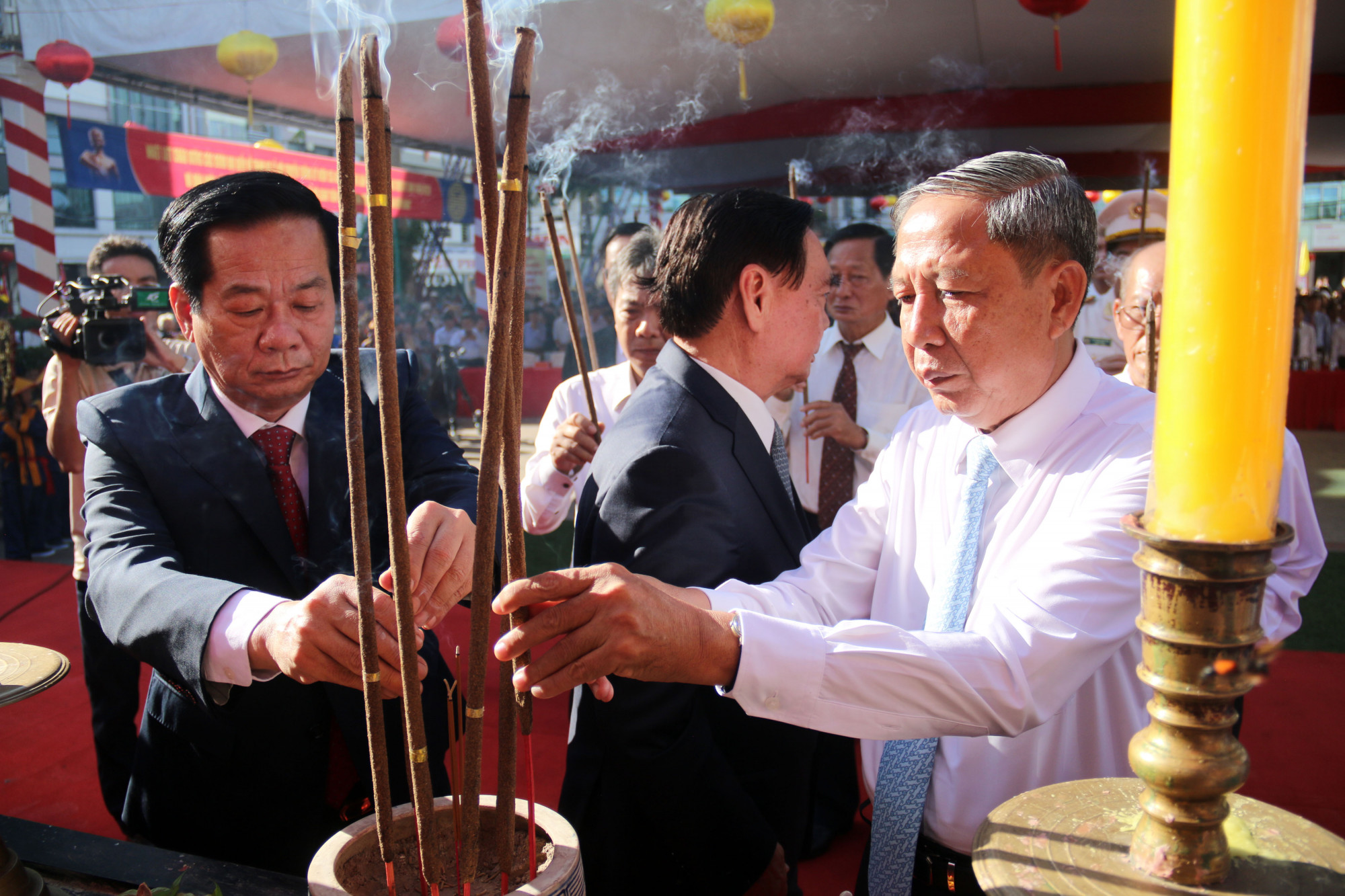 Các đồng chí lãnh đạo dâng hương tại Công viên tượng đài Nguyễn Trung Trực