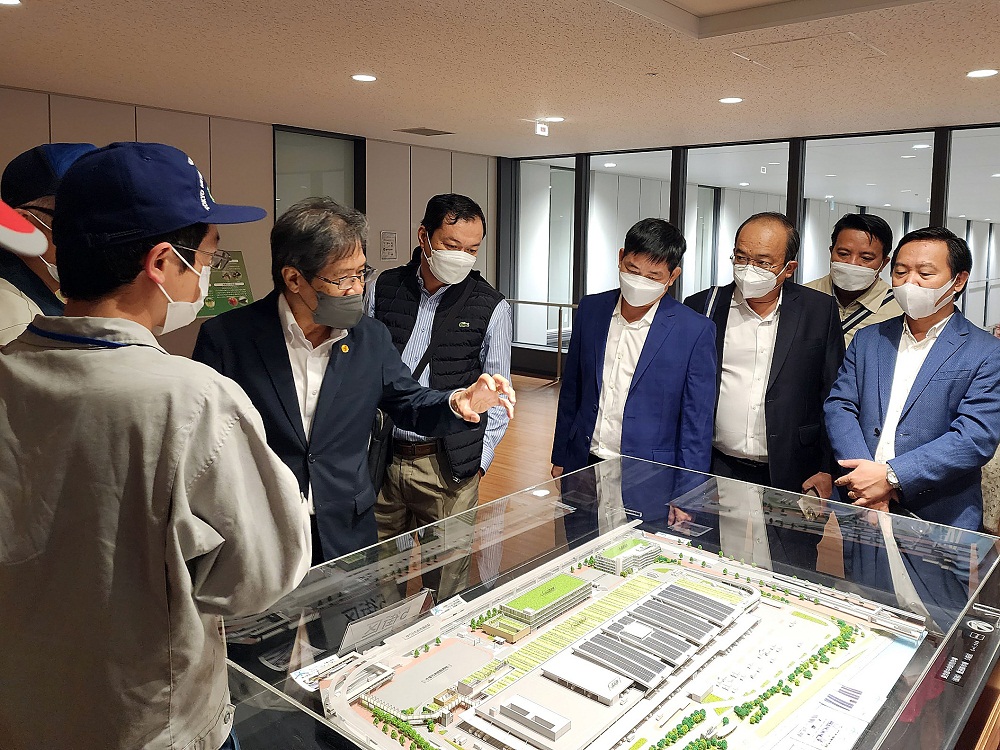 Đoàn SATRA do Tổng giám đốc Lâm Quốc Thanh (thứ 4 từ phải sang) dẫn đoàn đã đến tham quan và tìm hiểu mô hình tổ chức hoạt động đấu giá cá ngừ và các loại mặt hàng nông, thủy sản tại Chợ Toyosu. Ảnh: SATRA