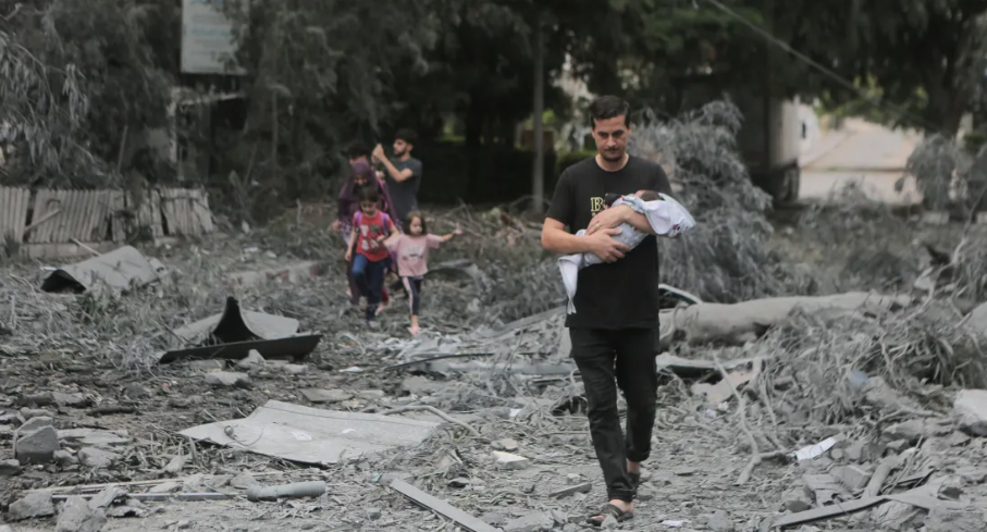 Theo UNICEF, 80% người dân sống ở Dải Gaza dựa vào một số hình thức hỗ trợ nhân đạo. Cuộc xung đột đã dẫn đến hậu quả nhân đạo nghiêm trọng, Lynn Hastings, điều phối viên nhân đạo của Dải Gaza cho Văn phòng Điều phối các vấn đề nhân đạo của Liên hợp quốc, đồng thời kêu gọi tất cả các bên tuân thủ luật nhân đạo quốc tế. Hastings cho biết trong một tuyên bố hôm thứ Ba : “Người dân, đặc biệt là trẻ em, cơ sở y tế, nhân viên y tế nhân đạo và nhà báo phải được bảo vệ” . “Những thường dân bị bắt phải được thả ngay lập tức và vô điều kiện.”