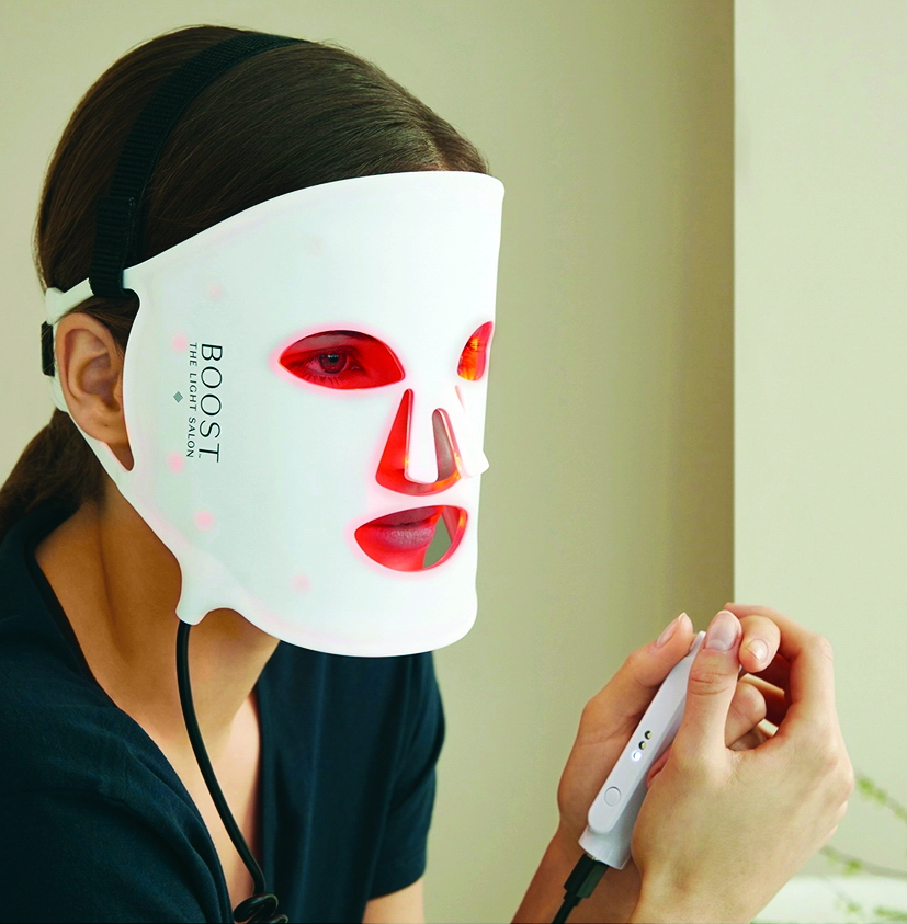 Boost gồm thiết bị trị liệu cho vùng mặt, cổ, thậm chí mặt nạ tùy chỉnh cho nhiều vùng da, với các tính năng nổi bật từ phục hồi da  hư tổn đến kích thích tuần hoàn máu Nguồn ảnh: The Light Salon