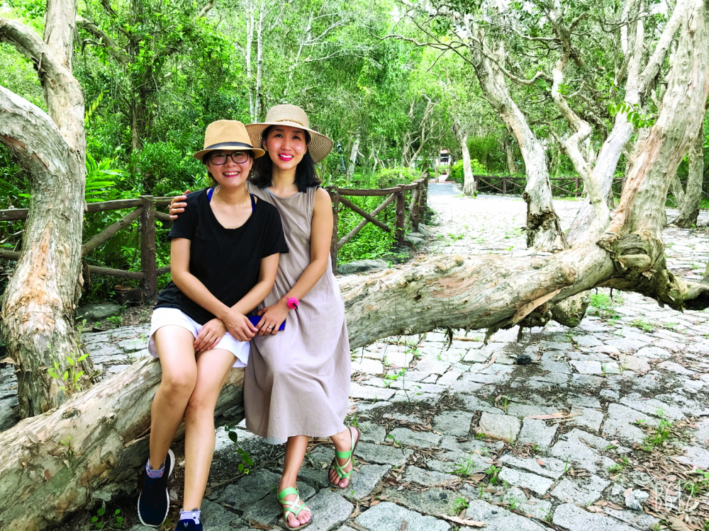 Chị Trang và chị Nga trong một chuyến “tắm rừng”