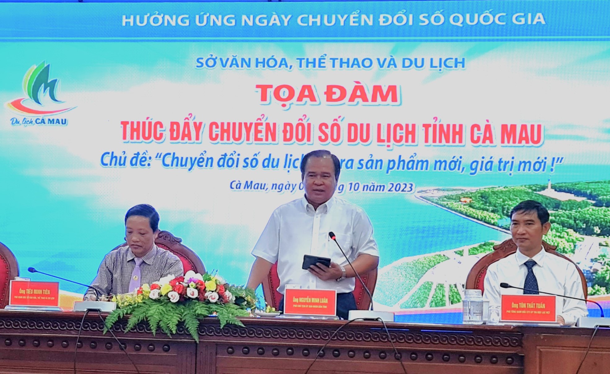 Ông Nguyễn Minh Luân - Phó chủ tịch UBND tỉnh Cà Mau (đứng giữa) đề nghị các doanh nghiệp du lịch tăng cường tiếp cận du khách trên các nền tảng số…