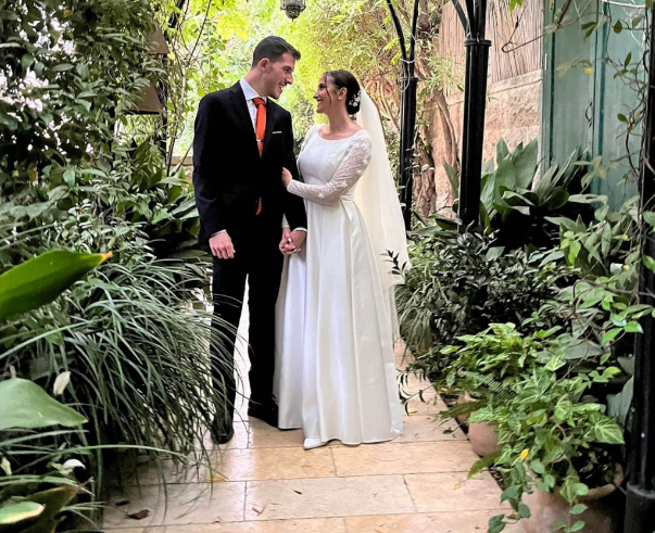 Aaron và Tamar Greene dời ngày cưới và kết hôn tại Jerusalem, Israel, ngày 9 tháng 10 năm 2023. Aaron và Tamar Greene