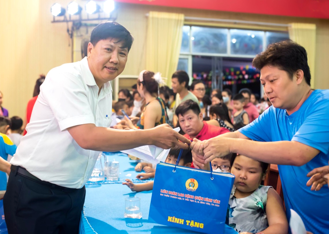 Anh Nguyễn Long Tươi (bìa trái) thường tự mình làm mọi việc khi tổ chức các chương trình “Phúc lợi đoàn viên” dành cho công nhân 