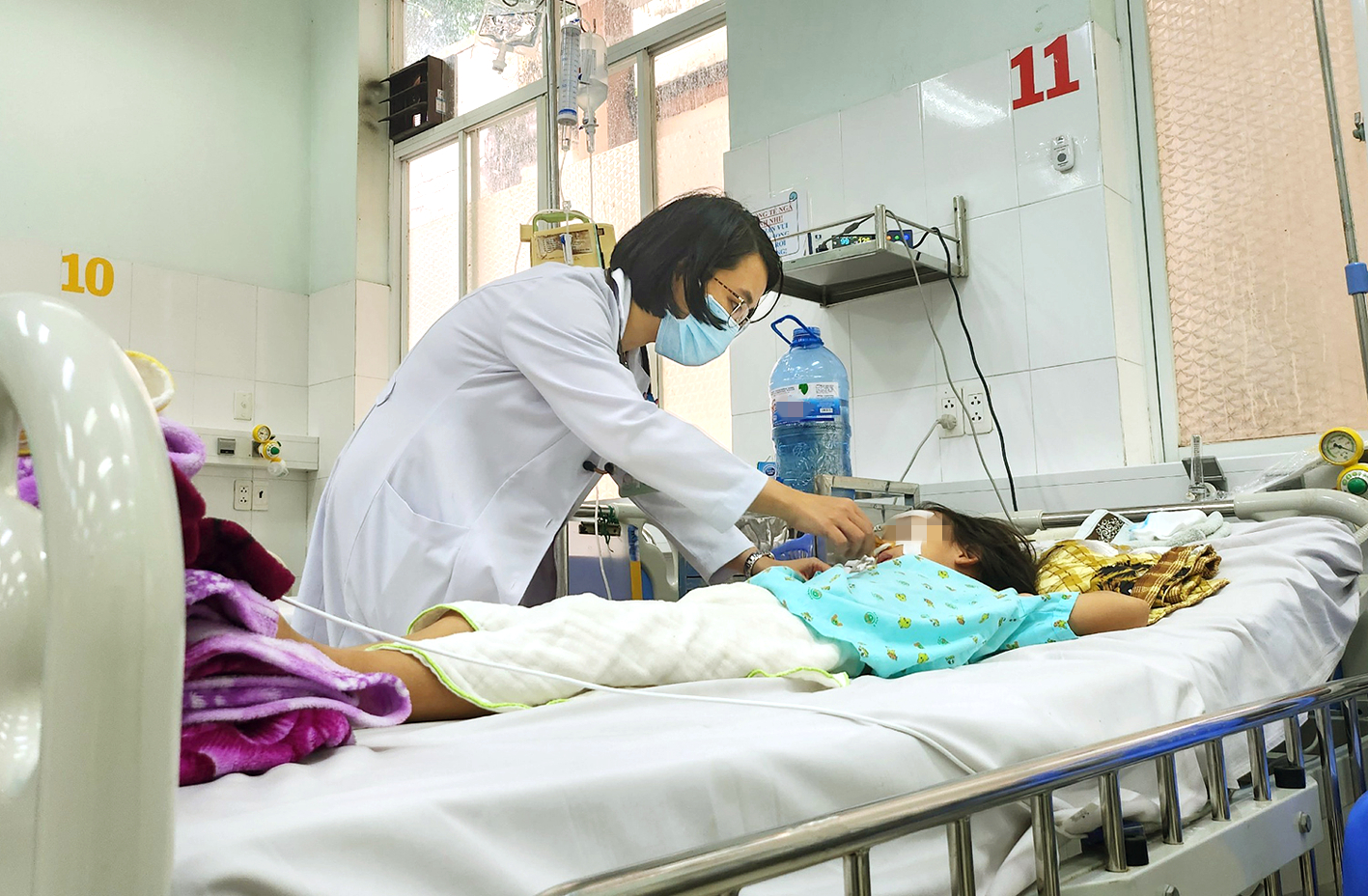 Bác sĩ Lê Thị Thanh Thảo khám cho bé D. tại phòng cấp cứu, Khoa Hô hấp 1 Bệnh viện Nhi Đồng 2