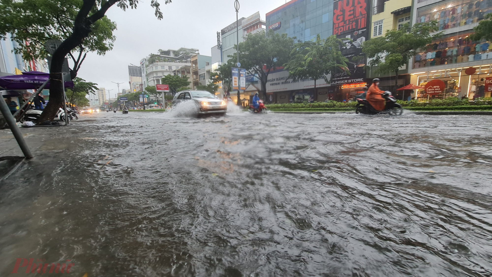 Theo Đài Khí tượng thủy văn khu vực Trung Trung Bộ, trong 24 giờ qua tại Đà Nẵng có mưa to đến mưa rất to, lượng mưa từ 7g ngày 12/10 đến 7g ngày 13/10 phổ biến 50-130mm, có nơi cao hơn.