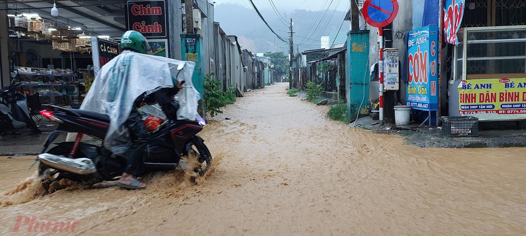 Trong nhiều khu dân cư gần các ngọn núi, nước lũ đổ về kéo theo đất đá đục ngàu.