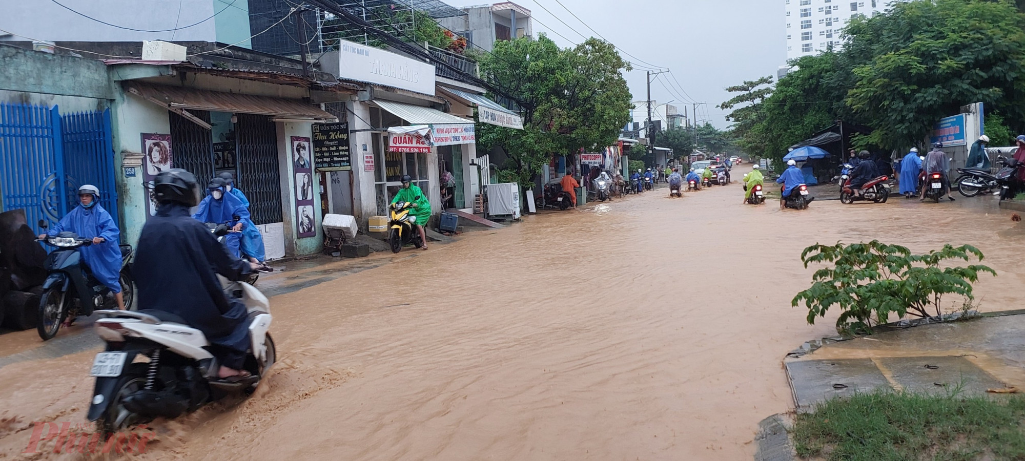 Nhiều người lo sợ có thể bị ngập như trận ngập lịch sử tháng 10/2022 nên đã chủ động dọn dẹp nhà cửa. Trên mạng, cư dân thành phố nhớ đến ngày ngập lịch sử 14/10/2023 nên cũng kêu gọi nhau chủ động di dời tài sản, xe cộ lên vị trí cao hơn.