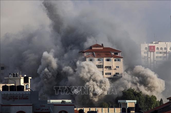 Khói lửa bốc lên từ thành phố Gaza, sau các cuộc oanh kích của không lực Israel nhằm đáp trả các vụ tấn công bằng rocket của Phong trào Hamas, ngày 11/10/2023. Ảnh minh họa: THX/TTXVN