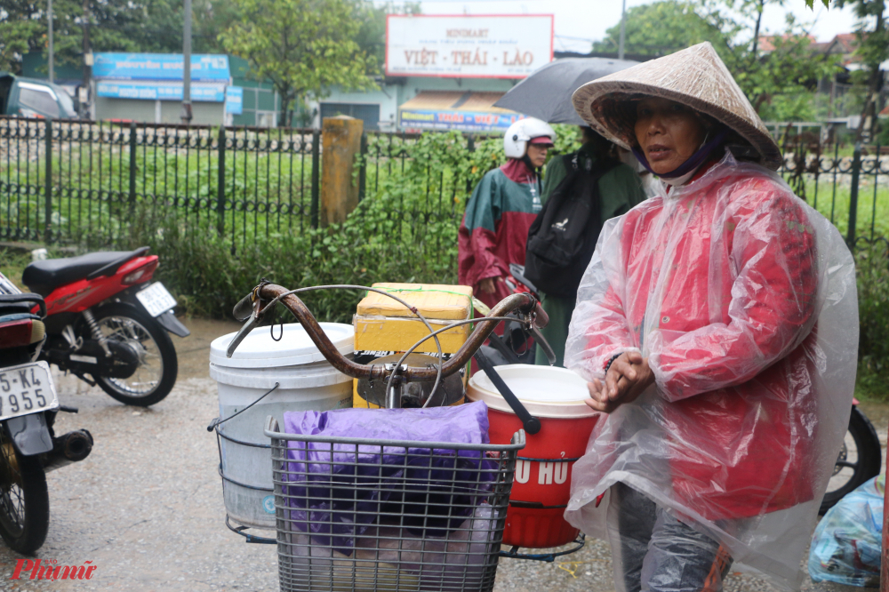 Nhiều gia đình trong xóm Gióng sau khi đi đạp xe đi bán hàng về bất ngờ khi lối vào nhà mình nước dâng cao