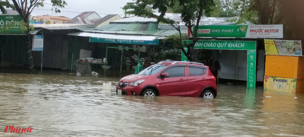 Nhiều phương tiện tham gia giao thông chết máy