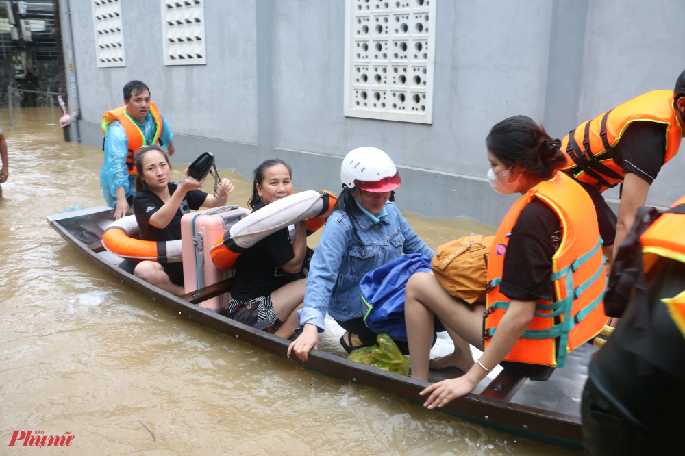 Trong đó có nhiều sinh viên đang trọ học tại đây cũng được cán bộ, thanh niên tình nguyện, Dân quân tự vệ của phường hỗ trợ