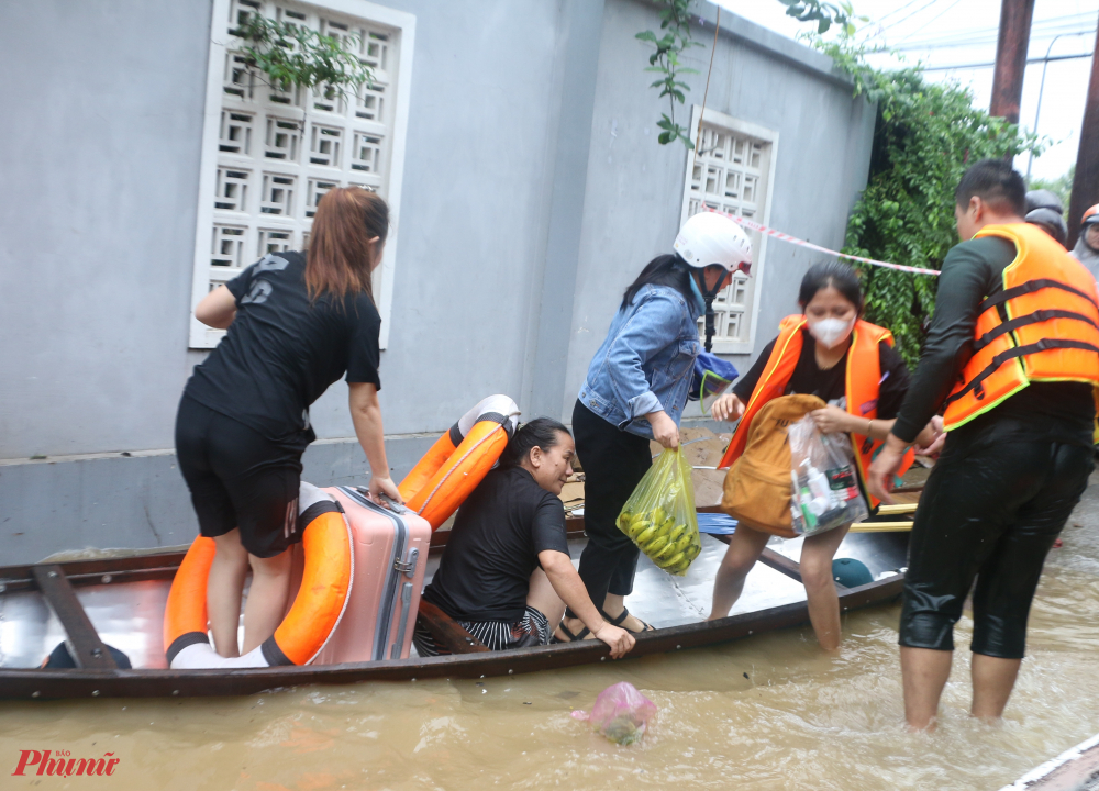 Một số sinh viên Trường Đại học sư phạm Huế sau khi gọi điện cầu cứu về Ban giám hiệu nhà trường đã được 