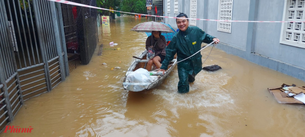 Niềm vui khi đội cứu hộ đưa được người ra ngoài