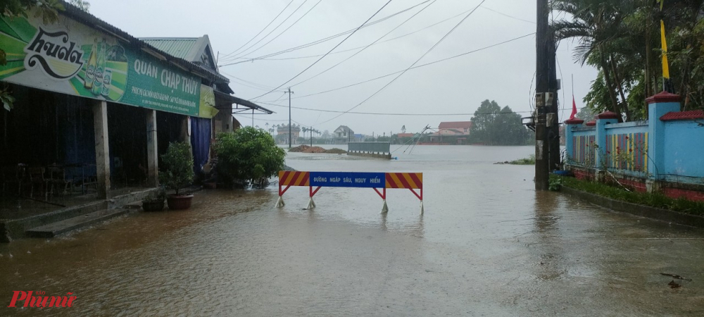 Nhiều nơi ở làng Sơn Tùng xã Phong Hiền đã được đặt biển báo nguy hiểm