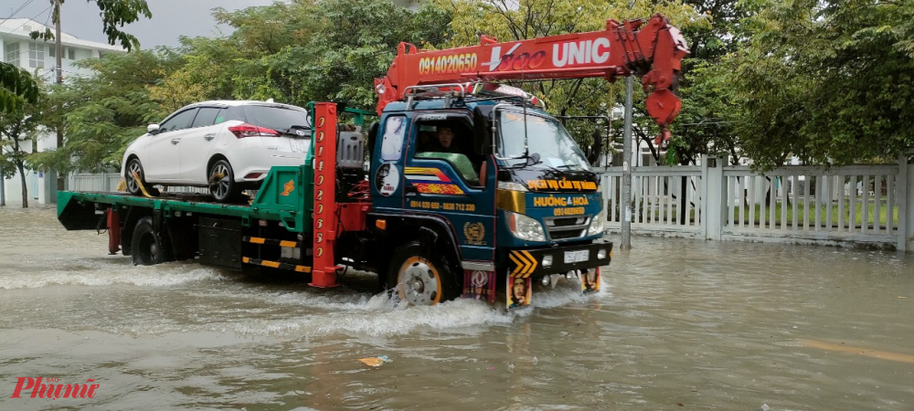 Có những xe phải thuê xe cứu hộ đến để chở đi tránh lụt