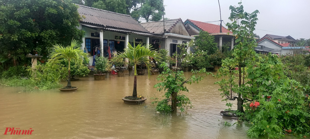 Nước lũ tràn vào nhà dân ở xã Phong Bình
