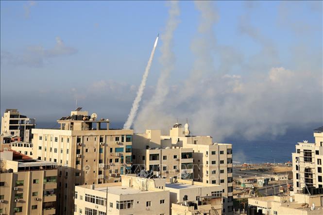 Phóng rocket từ Dải Gaza vào lãnh thổ Israel, ngày 7/10/2023. Ảnh minh họa: AFP/TTXVN