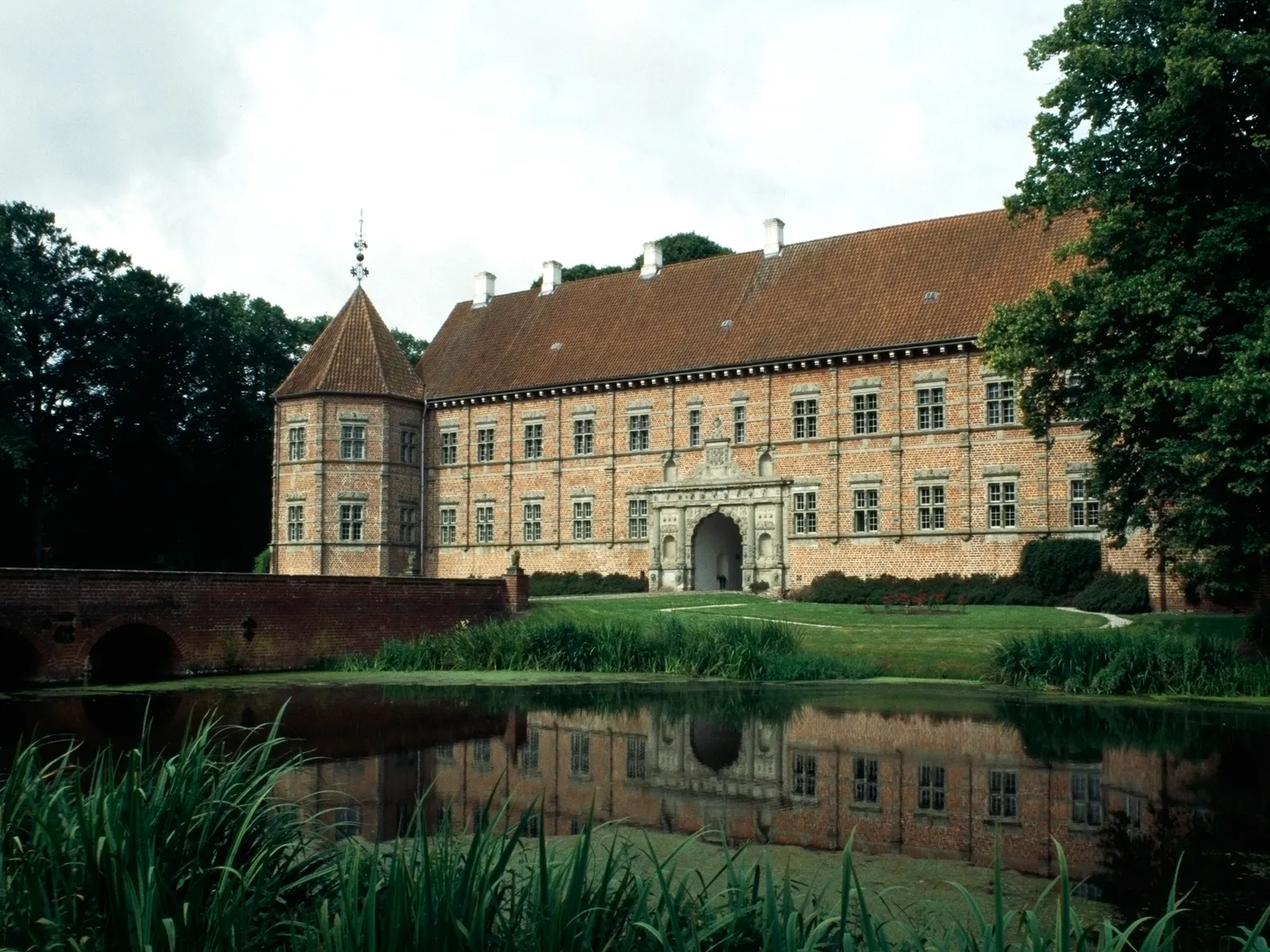 Lâu đài Voergaard, Đan Mạch Tại thị trấn Dronninglund phía đông bắc Đan Mạch , Lâu đài Voergaard trưng bày các tác phẩm của Raphael, Goya và El Greco cho công chúng. Nhưng tòa nhà trang nghiêm này nổi tiếng vì quá khứ đen tối của nó. Huyền thoại nổi tiếng nhất kể về Ingeborg Skeel, người đã mua lại lâu đài vào năm 1578 và dìm chết kiến ​​trúc sư của nó trong hào nước để ông không bao giờ có thể thiết kế một tòa nhà khác đẹp như Voergaard. Ngày nay mọi người kể lại việc nhìn thấy hồn ma đau khổ của Skeel lang thang trong lâu đài vào ban đêm, mặc đồ trắng. Ngay cả khi bạn không tin vào những câu chuyện ma, bạn vẫn có thể nổi da gà khi đi ngang qua Rosedonten, ngục tối khét tiếng nhất của Voergaard: Căn phòng được thiết kế để một người đàn ông trưởng thành không thể đứng thẳng hay nằm duỗi chân, và không có lỗ lấy sáng hoặc không khí đi vào.