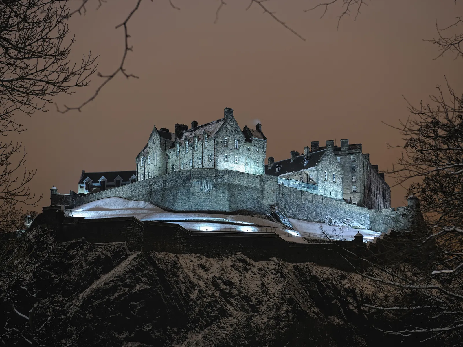 Lâu đài Edinburgh, Scotland Theo nhiều người, một trong những điểm thu hút lớn nhất ở thủ đô của Scotland cũng là một trong những nơi bị ám ảnh nhất. Với những phần có niên đại hơn 900 năm, các ngục tối cổ xưa của pháo đài lịch sử đã dẫn du khách đến lâu đài để kể lại những chuyến viếng thăm của các tù nhân thuộc địa từ Chiến tranh Cách mạng Hoa Kỳ, các tù nhân Pháp từ Chiến tranh Bảy năm—và thậm chí cả bóng ma của một con chó lang thang trong nghĩa trang trên khuôn viên của lâu đài.